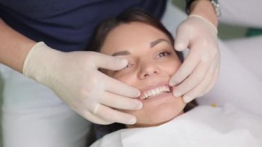 Saplantıdan sonra pervaneler. Kozmetik diş kaplamaları. Diş sağlığı kliniğindeki kaplamaların modern diş donanımı ve kurulum prosedürü.