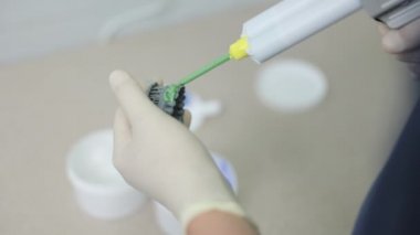 Geçici kaplamalar için bir şablon hazırlıyorum. Otontolojide teknolojik gelişme. Stomatoloji kliniğindeki profesyonel 3D baskı makinesine dişçi yüksek verimlilik modelleri basıldı