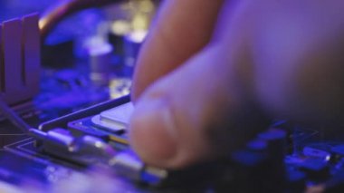 Bilgisayar işlemci işlemcisini değiştiriyorum. Bilgisayar işlemcisi işlemcisi yükleniyor. Bir teknisyen mikroişlemciyi ana karta bağlar.