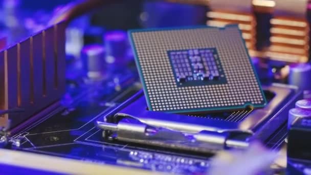 Processador de computador CPU. Tomada de CPU da placa-mãe de computadores. Conceito de computador, placa-mãe, hardware e tecnologia. — Vídeo de Stock