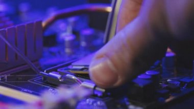 Bilgisayar işlemcisi işlemcisi yükleniyor. Bir teknisyen mikroişlemciyi ana karta bağlar. Bilgisayar işlemcisi CPU değiştiriliyor