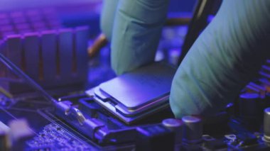 High Tech Fabrikası. Bilgisayar konsepti oluştur. Ana karta işlemci yerleştiren teknisyen. bilgisayar, donanım, endüstriyel ve teknoloji kavramı