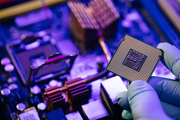 Ingeniero mostrando un microchip de computadora en el fondo de la placa base. Placa de circuito electrónico con procesador — Foto de Stock