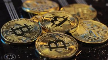 Şifreli para, bitcoin. BTC, Bit Coin. Engelleme teknolojisi, bitcoin madenciliği. Anakart arka planında izole edilmiş Bitcoin 'lerin yakın çekim görüntüleri