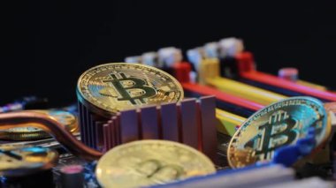BTC, Bit Coin. Engelleme teknolojisi. Altın Bitcoinler. Yeni sanal para. Altın Bitcoin madenciliği. Sanal paralar anakart arka planında izole edilmiş. Şifreli para, bitcoin.