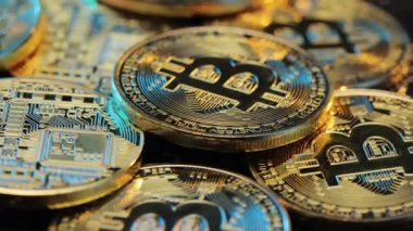 Altın Bitcoinler. Altın Bitcoin madenciliği. Bitcoinler siyah arkaplanda izole edilmiş. Şifreli para, bitcoin. BTC, Bit Coin. Engelleme teknolojisi. Yeni sanal para.
