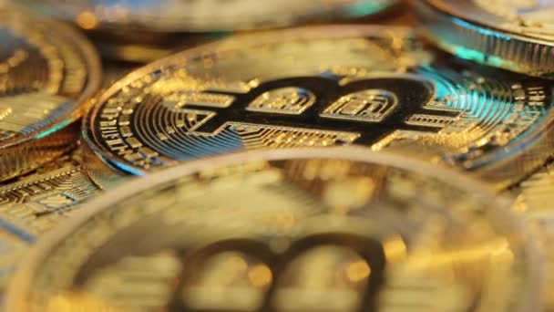 Χρυσά Bitcoins. Νέα εικονικά χρήματα. Εξόρυξη χρυσών νομισμάτων. Bitcoins απομονώνονται στο παρασκήνιο. Κρυπτονομίσματα, Bitcoin. BTC, Bit Coin. Τεχνολογία Blockchain. — Αρχείο Βίντεο