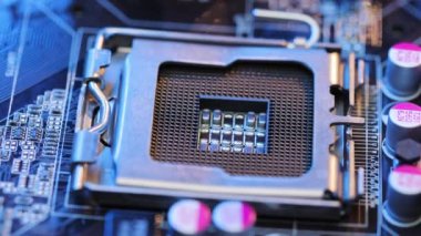 Üst Görünüm Döndürme Hareketiyle Makro Çekim İzleme. Bilgisayar Anakart, işlemci Soketine odaklan. Yazdırılmış Devre Panosu: Elektronik Aygıtın İçinde, Süper Bilgisayar ve Teknolojinin Parçaları