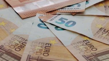 Euro 'nun parası. Nakit 50 Euro. Avrupa parası, banknotların yukarıdan görünüşü. Rotasyonun 50 Euro Nakit Makro Parçası