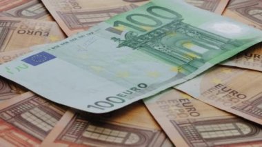 Arka arkaya Euro banknotları. Avrupa Birliği para birimi. Avro banknotları yığını. Rotasyonun Euro Cash Makro Parçası.