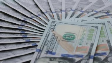 Başkan Benjamin Franklin 'in portresi 100 Amerikan doları nakit paraya. 100 Amerikan Doları 'nı çeviriyorum. Yakın plan yeni Amerikan 100 dolarlık banknotlar