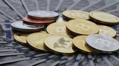 100 dolarlık banknot üzerinde dönen farklı fiziksel metal para birimi. ABD banknotları ile yeni dünya çapında sanal internet parası. Dijital sikke siber uzay, kripto para birimi. Çevrimiçi ödeme