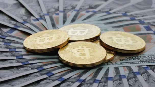 Drehen Bitcoins auf Dollar-Banknoten Hintergrund, Nahaufnahme. Virtuelles Internet-Geld mit US-Banknoten. Digitaler Cyberspace, Kryptowährung. Online-Zahlung — Stockvideo