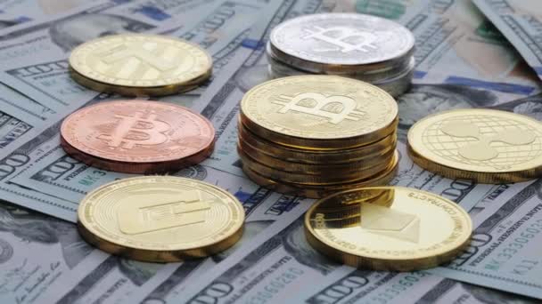 Bitcoin BTC Coin und Ethereum ETH, Litecoin LTC Coins rotieren auf Scheinen zu 100 Dollar. Digitaler Cyberspace, Kryptowährung. Online-Zahlung. Rotierende Kryptowährung Bitcoin mit 100-Dollar-Scheinen — Stockvideo