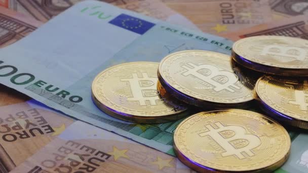 Eurosedlar. Eurosedlar. Rotation Mynt med symbol för cryptocurrency av bitcoin ligger på riktiga sedlar i Europeiska unionen, euro, nya pengar, utbyte av digitala pengar mot euro, guldmynt, ny ekonomi — Stockvideo