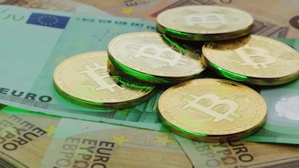 Rotation Monnaie avec symbole de crypto-monnaie de Bitcoin se trouve sur les billets réels de l'Union européenne, euro, nouvelle monnaie, échange de monnaie numérique pour l'euro, pièce d'or, nouvelle économie. Des billets en euros. Billets en euros — Video