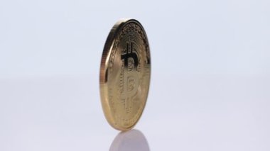 Bitcoin 'i beyaz arka planda döndürmek. Bitcoin Kripto Para Birimi Dijital Bit Bozukluğu, BTC Para Birimi Teknolojisi İnternet Konsepti.