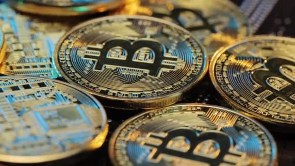 Χρυσά Bitcoins. Νέα εικονικά χρήματα. Εξόρυξη χρυσών νομισμάτων. Bitcoins απομονωμένα σε φόντο μητρικής πλακέτας. Κρυπτονομίσματα, Bitcoin. BTC, Bit Coin. Τεχνολογία Blockchain. — Αρχείο Βίντεο