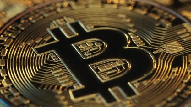 Waluta kryptograficzna, bitcoin. BTC, bita moneta. Technologia blockchain, wydobycie bitcoinów. Makro strzał bitcoinów. Złote Bitcoiny. Nowe wirtualne pieniądze. Górnicze złote bitcoiny — Wideo stockowe