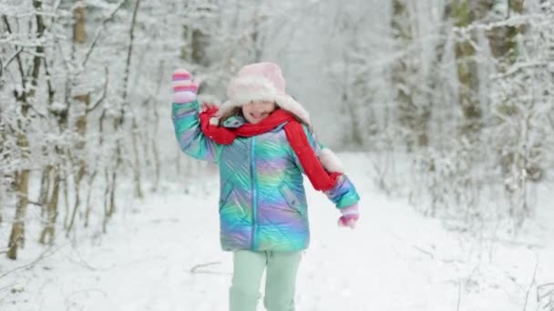 Spaziergang im Winterwald. Glückliches Mädchen spielt im Winter mit Schnee. Mädchen genießt Winter, frostigen Tag. Wintermädchen lächelt draußen — Stockvideo