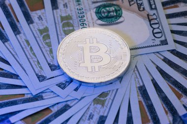 100 dolarlık banknotlarla dolu Bitcoin şifreli para birimi. ABD banknotları ile yeni dünya çapında sanal internet parası. 100 doların üzerinde farklı fiziksel metal para birimi.