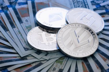 Bitcoin Para ve Dolar Banknote. Gümüş Bitcoin Para ve Dolar Faturaları. Farklı bir Şifreli Para Birimi yakın plan. Üzerinde kripto para bulunan çeşitli banknotların dolar banknotları