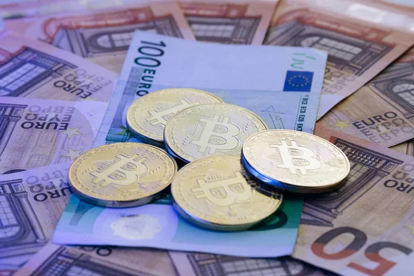 Euro banknotları. Euro faturaları. Bitcoin 'in kripto para simgesine sahip sikke, Avrupa Birliği' nin gerçek banknotları, avro, yeni para, avro, altın para değişimi, yeni ekonomi üzerine kuruludur..