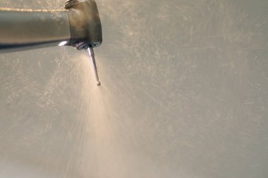 Su sıçratan bir makine. Uzman dişçilik matkap aletleri. Profesyonel dişçi aletleri kapanıyor. Diş sağlığı ekipmanları. Diş sağlığı ekipmanları, tıbbi cihazlar, araçlar, diş tedavisi.