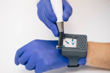 Diş hekimliği, içinde sondalar olan endodontik kutular. Endodontik ekipman. Dişlerin kök kanallarında dişçilik yapmak için aletler. endodontik dosya yakın plan