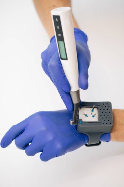 Endodontist hekim endodontik aletleri steril bir kutuya yerleştiriyor. Steril bir kutuya yerleştirilmiş el aletleri. Endodontik ekipman. Diş hekimliği için dişlerin kök kanallarında aletler..