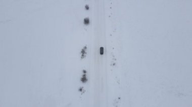 Kar ve Tipi Aracında Sürüş. Düşen Kar Taneleri Kış Fırtınası. Kırsal kesimde Snow 'la birlikte yolda giderken çekilmiş bir araba fotoğrafı.