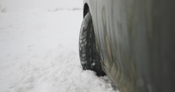 POV ślizgający się po lodowej drodze. Śnieg dryfuje. Wyścigi samochodowe na torze śniegu w zimie. Jazda samochodem po śnieżnej drodze. Prowadzenie samochodu podczas zamieci śnieżnej — Wideo stockowe