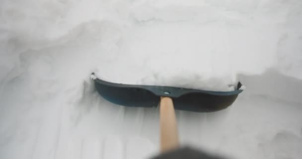 冬に雪を除去します。暖かい日、吹雪の後に多くの新鮮な雪、ハードワーク。男は雪のブロワーで車道から雪をクリア. — ストック動画