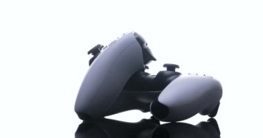 NEW YORK - 27 Şubat 2021: Sony PlayStation 5 'in yeni beyaz joystick' inin yakın görüntüsü. Sony 'den yeni ürün, kablosuz beyaz PlayStation 5