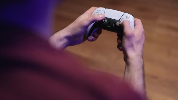 NEW YORK - 7 marzo 2021: Visualizzazione ravvicinata di mani di giocatori che giocano a calcio, simulatore di fifa videogioco su console usando joystick. Sony PlayStation 5 — Video Stock