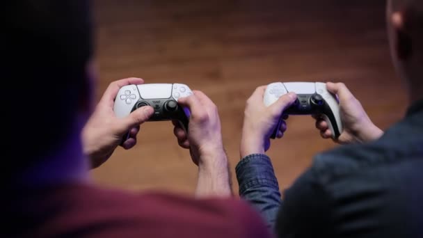 NEW YORK - 7. března2021: Dva joysticky z herní konzole Sony PlayStation5. Close view of a gamers hands playing soccer football simulator video game on console using joystick — Stock video