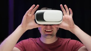 Sanal gerçeklik kulaklığı takan yakışıklı bir adam. Artırılmış Gerçeklik. Modern 3D VR gözlükleri kullanan bir adam. Öğrenci VR gözlüğü kullanıyor.
