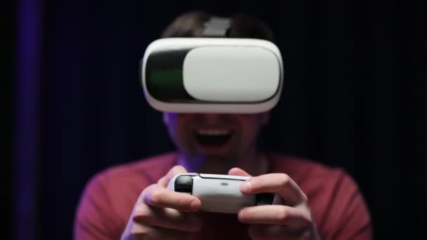 백인 남성은 조이스틱을 들고 주말에 가상 현실 안경 헤드셋을 착용 한다. 거실에서 VR 안경을 사용하여 게임을 하는 행복 게이머 — 비디오