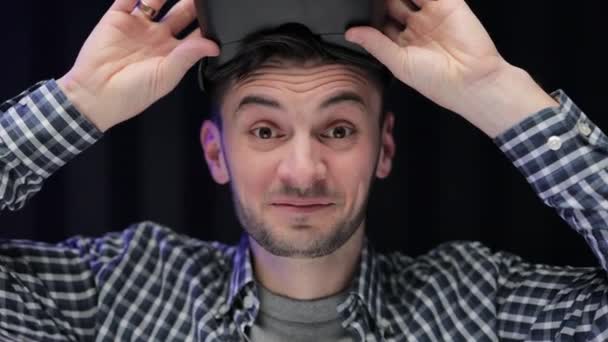 Jongeman met VR-headset voor het bekijken van de 360-video terwijl hij thuis op de bank zit. Close up man met behulp van moderne 3D vr bril. Augmented Reality. — Stockvideo