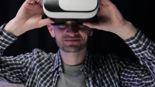 Man met behulp van moderne 3D vr bril binnen. Studenten spelen met een VR bril. Knappe man met een virtual reality headset. Augmented Reality — Stockvideo