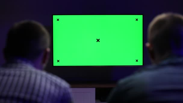 Назад Постріл геймерів Граючи і вигравши в онлайн відеоігри на його консолі з зеленим екраном Chroma Key Screen Personal TV . — стокове відео