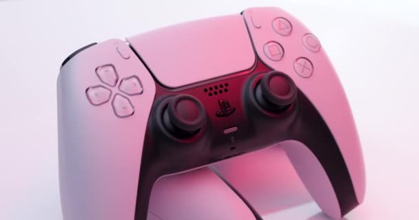 NEW YORK - 3 marzo 2021: Sony Playstation 5 Dualsense game controller. Nuovo prodotto da Sony, PlayStation 5 bianca senza fili. La fotocamera ruota attorno al controller bianco a luce rossa. — Video Stock