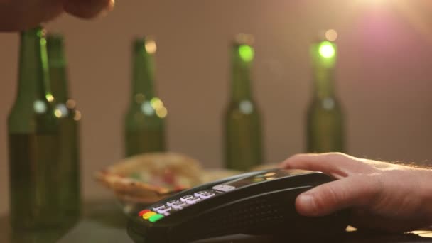 Junger Mann mit bargeldlosem Smartphone-Portemonnaie-NFC-Technologie zum Bezahlen am Bankterminal im schönen Restaurant. Kontaktloses Bezahlen — Stockvideo