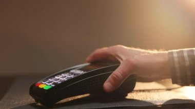 Kredi kartı ödemelerini almak için kablosuz modern banka ödeme terminalini kapatın. Para transferi için kredi kartı makinesi. Mali başarı ve güvenlik