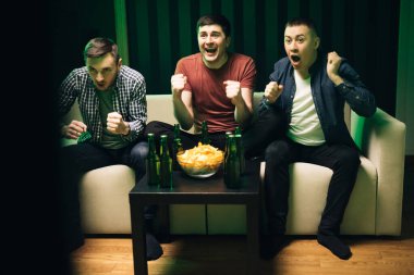 Genç sporseverler bir araya gelip futbol maçlarının başlangıcını izliyorlar. Neşeli arkadaşlar TV 'nin yanında oturup içki içiyorlar. Spor ve eğlence anlayışı