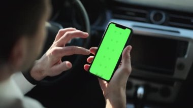 İzleme veya İzleme Reklam İçeriği için Yeşil Ekran Mockup 'ı. Sörf için bakış açısı. Yukarı mı aşağı mı? İnternet Sosyal Ağ Tarama Haberleri, Mali Raporlar
