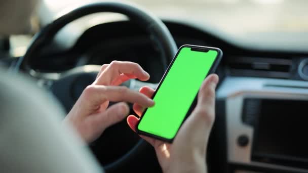 Close up of a mans hand holding a mobile phone with the vertical green mock-up screen in car chroma key smartphone technology mobile phone street touch message display hand — Stock video
