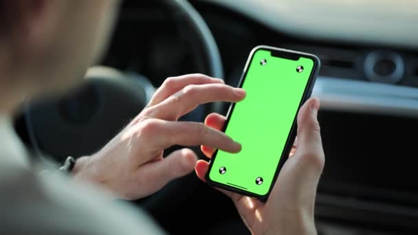 Modern Green Mock-up Screen Smartphone Person lo utiliza. Persona que hace gestos: Deslizar, tocar, empujar, desplazarse. Clave de croma con puntos de seguimiento de movimiento para un uso fácil. — Vídeos de Stock