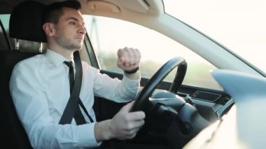 İş adamı avukat doktor yönetici programcı ofis çalışanı araba kullanırken akıllı saati kullanıyor, kentsel geçmiş, teknoloji yeniliği.