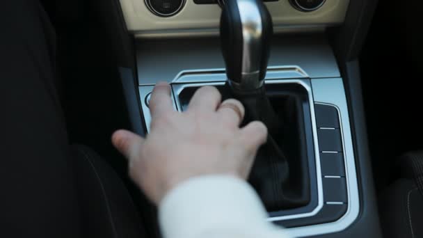Motorul de pornire. Apăsați butonul pentru a porni motorul mașinii. Butonul de aprindere a mașinilor este apăsat pentru a porni și a opri vehiculul. Apăsați butonul pentru a porni motorul mașinii — Videoclip de stoc